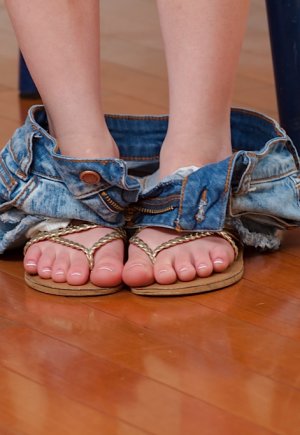 Веселая неопытная красотка раскрывает ее вещи и сосет пальцы ног картинка 5