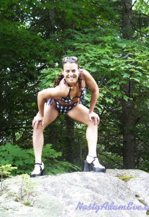 Девушки-любители раздеваются на валуне в лесу перед лесбийскими играми Фото 1