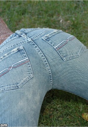 Любительская цыпочка Никки Симс натягивает джинсы на свою обтянутую стрингами задницу, прислонившись