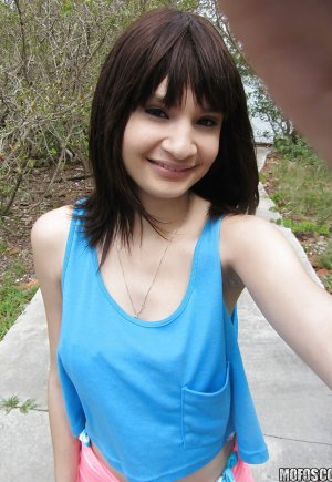 Латинка Джесси Грей снимает свои крошечные сиськи на улице картинка 1